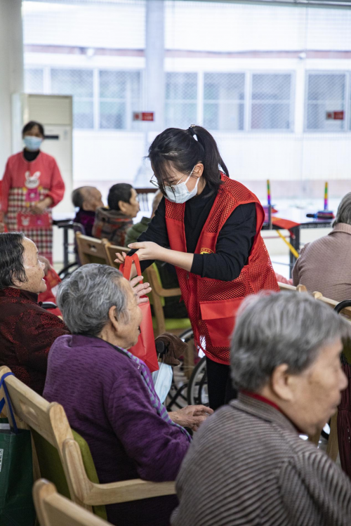 爱心公益行：广东郑明明慰问社会福利服务中心老人